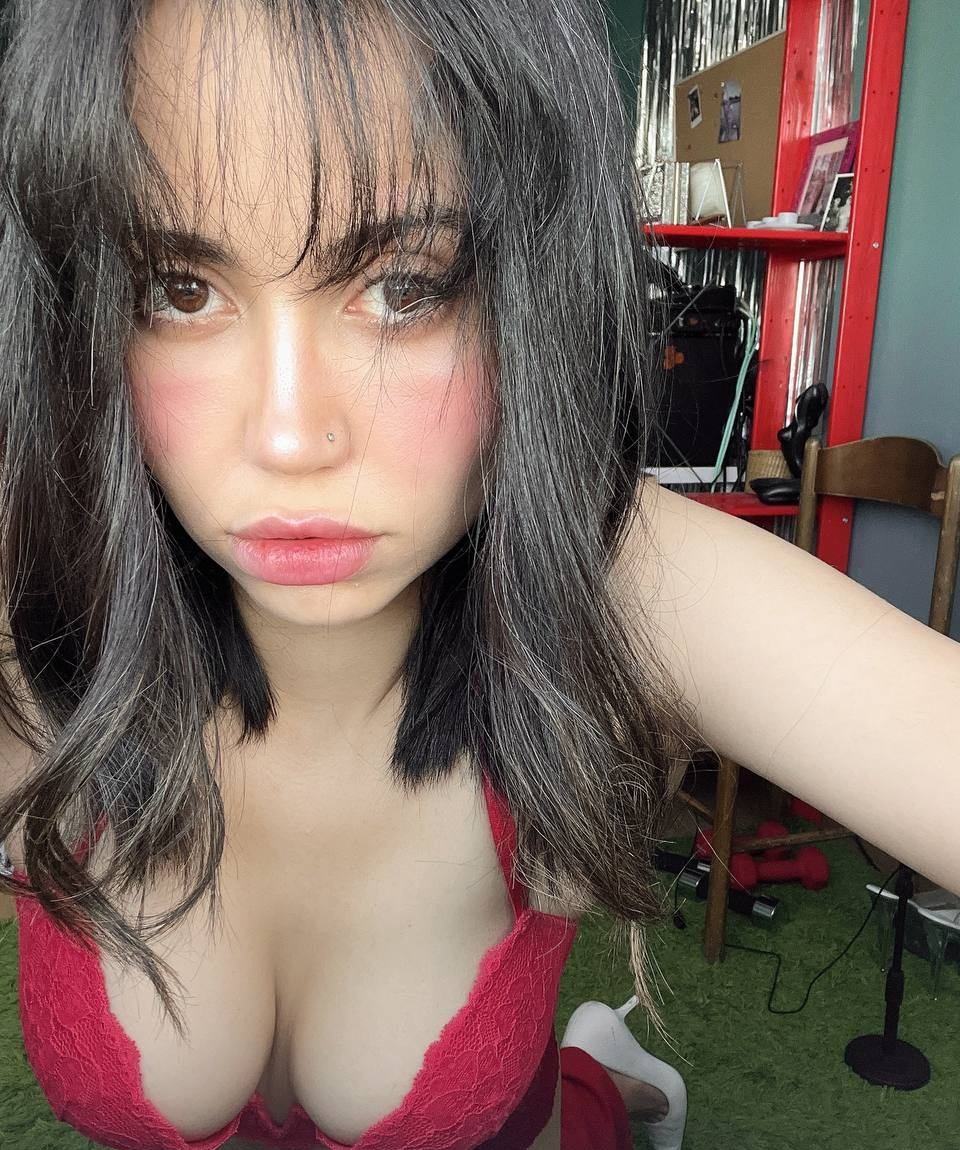 Изабелла привлекальеная девушка из Зоринска цена от 7000 руб