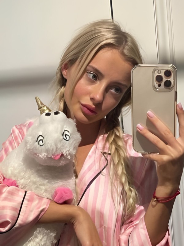 Аня привлекательная девушка из Зоринска цена от 3000 руб